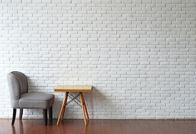 Sillas vacías y mesa contra la pared