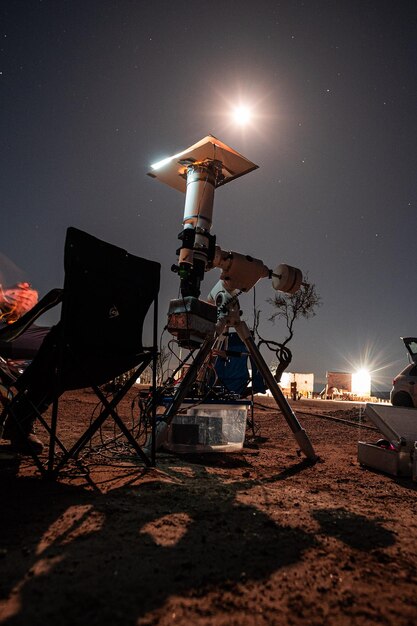 Foto sillas vacías por la noche