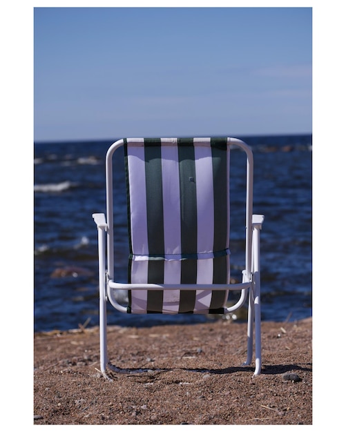 Foto sillas vacías en la playa contra un cielo despejado