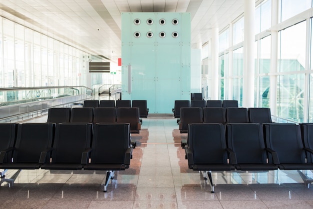 Sillas vacías de la terminal del aeropuerto.