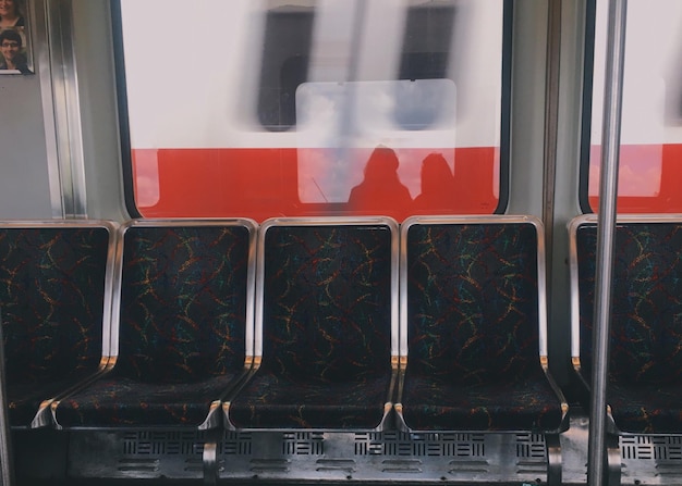 Foto sillas vacías del tren