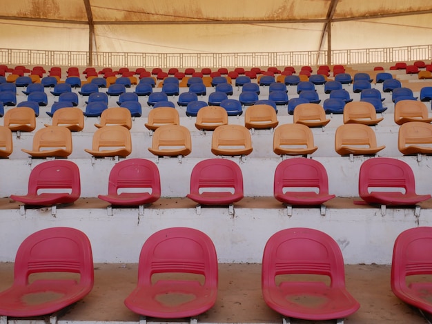 sillas viejas en el estadio de Myanmar, sillas sucias