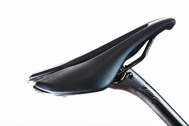Sillín de bicicleta con tija de sillín sobre un fondo claro accesorios para reparación y ajuste de bicicletas