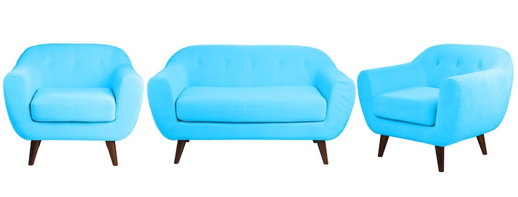 Foto sillón azul o sofá blando con tapicería textil sobre patas de madera, aislado