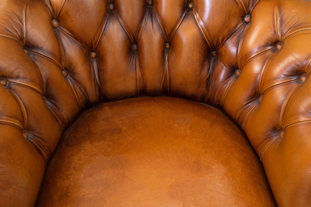 Foto sillón de cuero estilo chesterfield marrón de diseño moderno de cerca