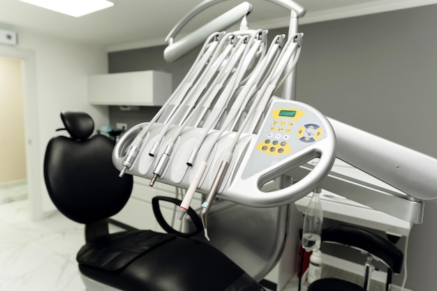 Sillón dental de oficina dental moderno y equipo con herramientas para tratamiento dental clínica dental