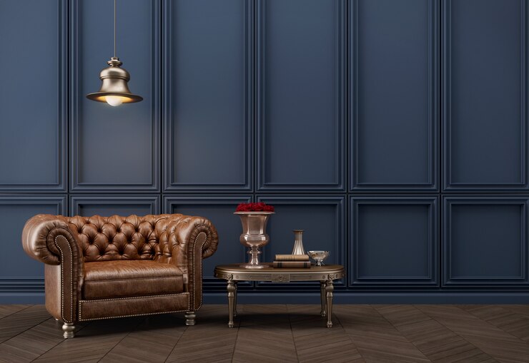 Sillón de estilo clásico con lámpara y pared azul.