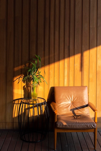 Sillón por planta en olla en el hogar