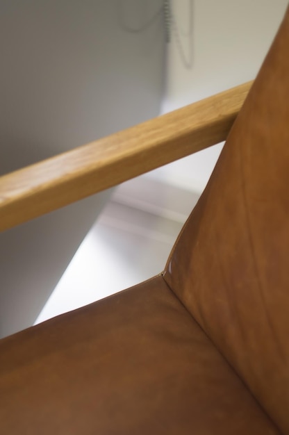 Sillón silla sofá individual estructura de madera maciza natural asiento y respaldo en piel natural