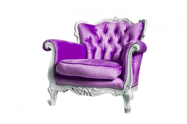 Sillón violeta aislado en el blanco