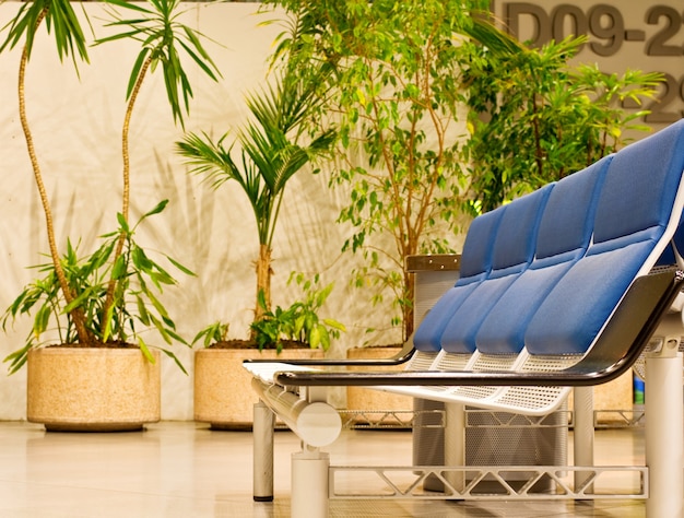 Foto sillones en una sala de espera del aeropuerto