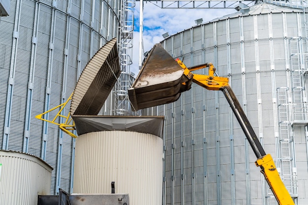 Silo agrícola. Exterior del edificio, almacenamiento y secado de granos, trigo, maíz, soja, girasol.