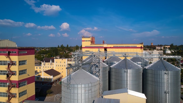 Silo de grano en Ucrania cerca del campo de batalla Región de Kherson Ucrania