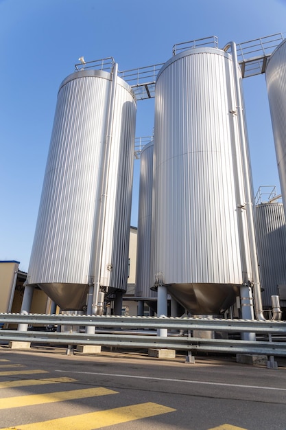 Foto silo- oder behälter für brauereien, die typischerweise zur lagerung von gerste oder fermentiertem bier verwendet werden