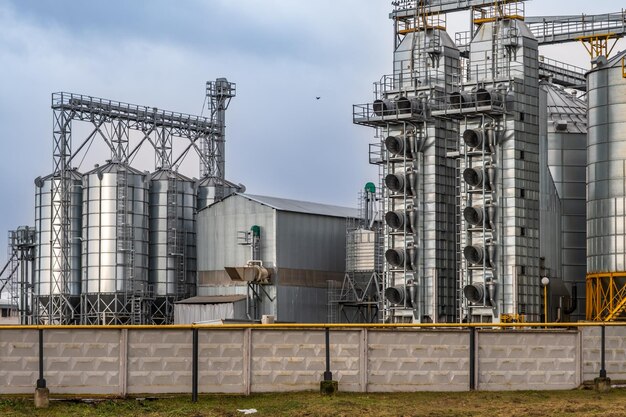 Silos en el complejo agroindustrial con línea de limpieza y secado de semillas para el almacenamiento de granos