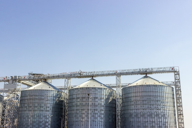 Silos de cereais sob o céu azul. armazenamento industrial.