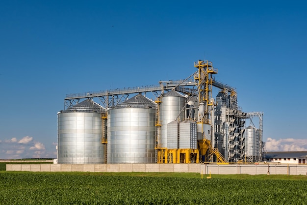 Silos de prata em agroprocessamento e fábrica para processamento de secagem, limpeza e armazenamento de produtos agrícolas farinha de cereais e grãos Elevador de celeiro