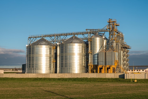 Silos de prata em planta de fabricação agro para processamento de limpeza de secagem e armazenamento de cereais e grãos de farinha de produtos agrícolas