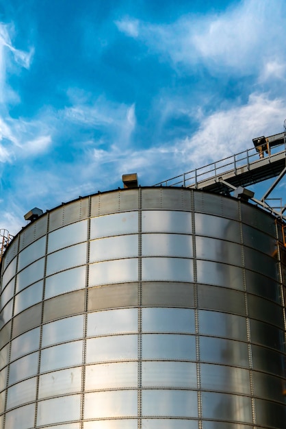 Silos de prata em planta de fabricação agro para processamento de secagem, limpeza e armazenamento de produtos agrícolas farinha de cereais e grãos Grandes barris de ferro de grãos Elevador de celeiro