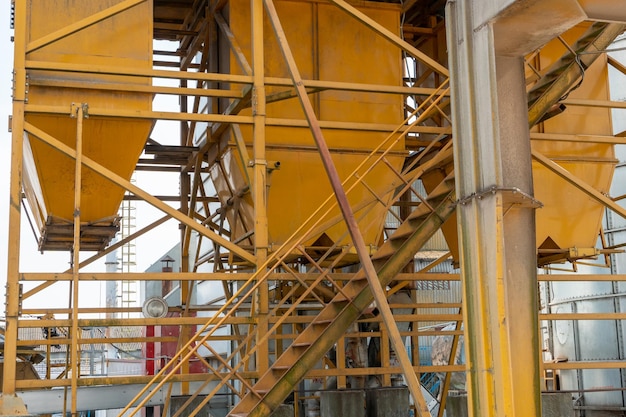 Silos de prata em planta de fabricação agro para processamento de secagem, limpeza e armazenamento de produtos agrícolas farinha de cereais e grãos Grandes barris de ferro de grãos Elevador de celeiro