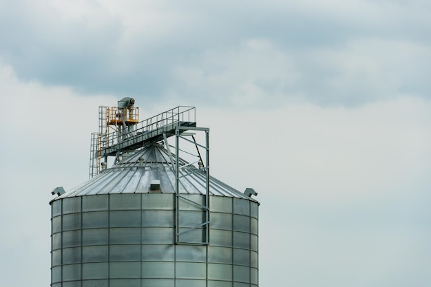 Silos de prata em planta de fabricação agro para processamento de secagem, limpeza e armazenamento de produtos agrícolas farinha de cereais e grãos Grandes barris de ferro de grãos Elevador de celeiro