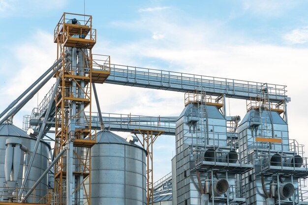 Silos de prata em planta de fabricação agro para processamento de secagem, limpeza e armazenamento de produtos agrícolas farinha de cereais e grãos Grandes barris de ferro de grãos Elevador de celeiro