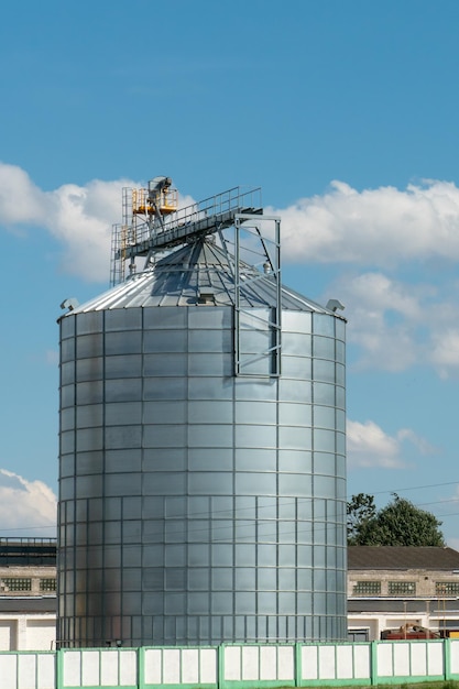 Silos de prata em planta de fabricação agro para processamento de secagem, limpeza e armazenamento de produtos agrícolas farinha de cereais e grãos Grandes barris de ferro de grãos Elevador de celeiro