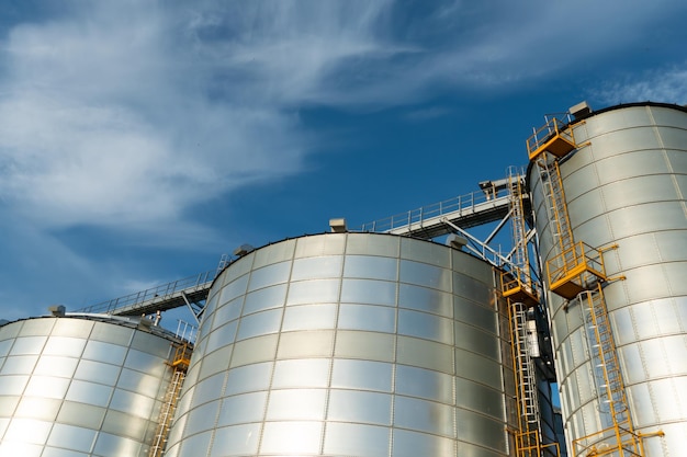 Silos de prata em planta de fabricação agro para processamento de secagem, limpeza e armazenamento de produtos agrícolas farinha de cereais e grãos Grandes barris de ferro de grãos Elevador de celeiro