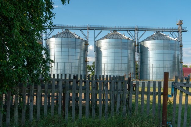 Silos de prata em planta de fabricação agro para processamento de secagem, limpeza e armazenamento de produtos agrícolas farinha de cereais e grãos Grandes barris de ferro de grãos Elevador de celeiro