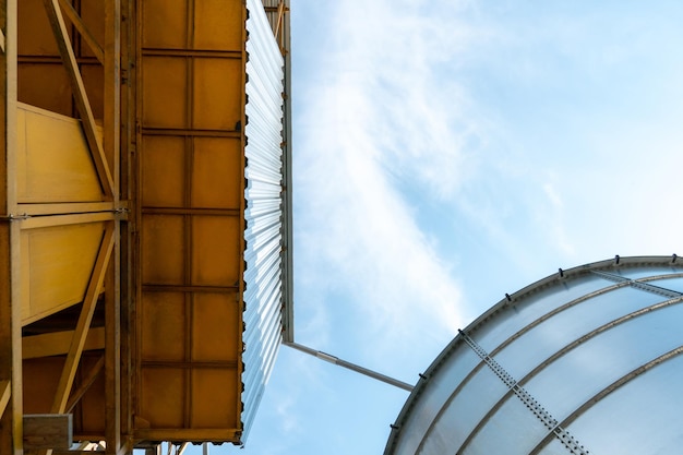 Silos de prata em planta de fabricação agro para processamento de secagem, limpeza e armazenamento de produtos agrícolas farinha de cereais e grãos Grandes barris de ferro de grãos Elevador de celeiro