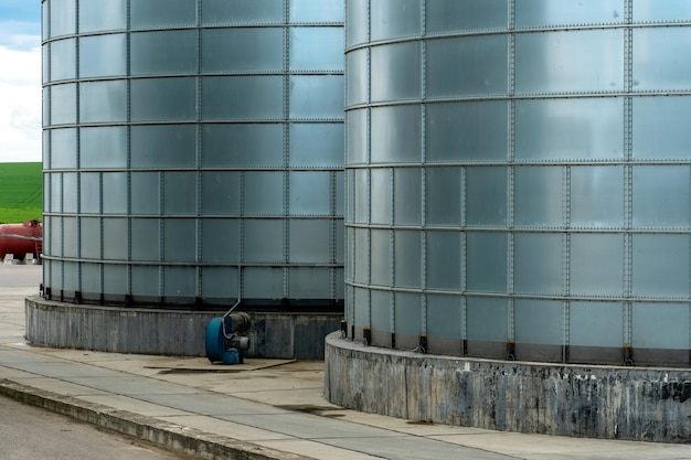 Silos de prata em planta de fabricação agro para processamento de secagem, limpeza e armazenamento de produtos agrícolas farinha de cereais e grãos Grandes barris de ferro de grãos Elevador de celeiro