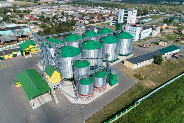 Silos do celeiro. um moderno armazém de trigo e outros cereais.