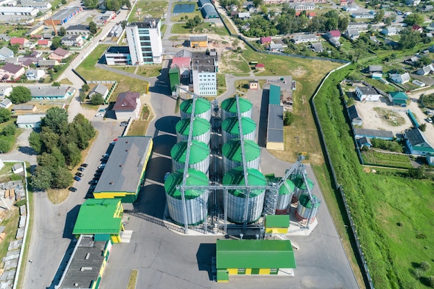 Silos del granero Un moderno almacén de trigo y otros cereales