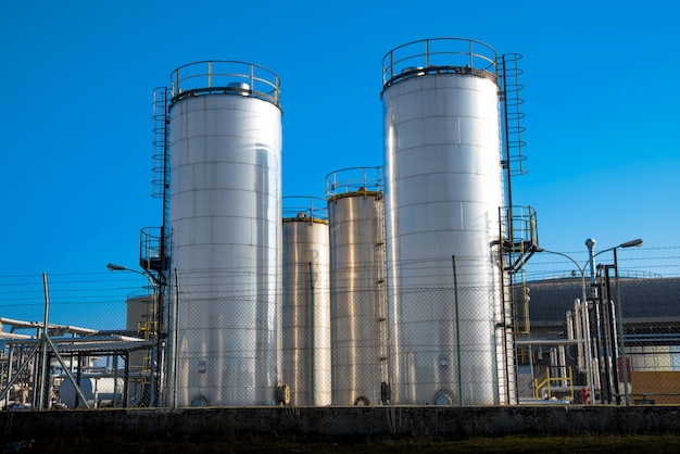 Silos metálicos de una planta química.