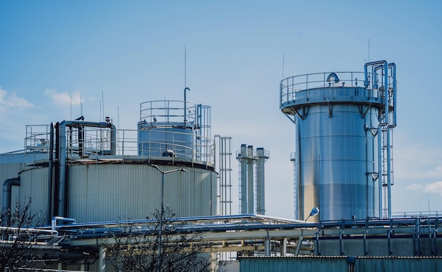 Silos modernos para armazenar a colheita de grãos no fundo do céu azul