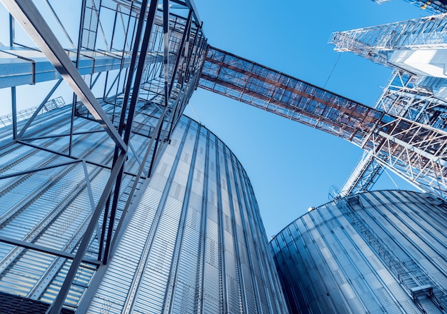 Silos modernos para armazenar a colheita de grãos.