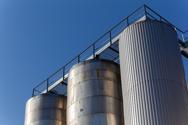 Los silos o tanques de cervecería se utilizan típicamente para almacenar cebada o cerveza fermentada