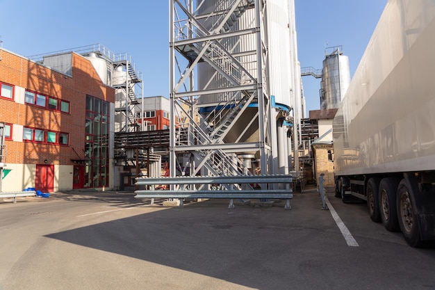 Los silos o tanques de cervecería se utilizan típicamente para almacenar cebada o cerveza fermentada