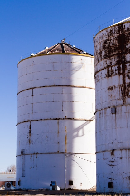 Silos de pienso abandonados en zona rural.