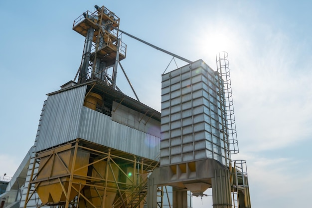 Silos de plata en la planta de fabricación agrícola para el procesamiento, secado, limpieza y almacenamiento de productos agrícolas, harina, cereales y granos Grandes barriles de hierro de grano Elevador de granero