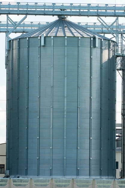 Silos de plata en la planta de fabricación agrícola para el procesamiento, secado, limpieza y almacenamiento de productos agrícolas, harina, cereales y granos Grandes barriles de hierro de grano Elevador de granero