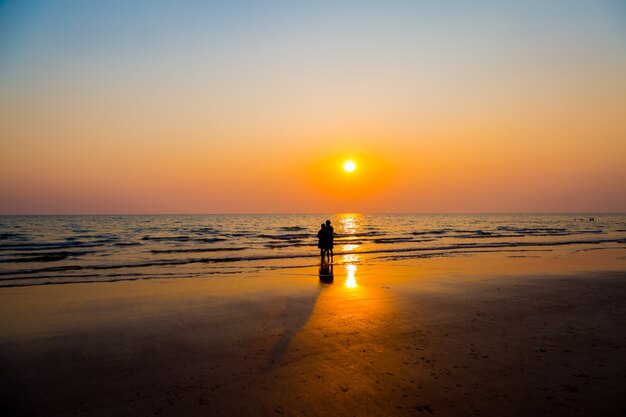 Siluate amantes y playa antes del atardecer