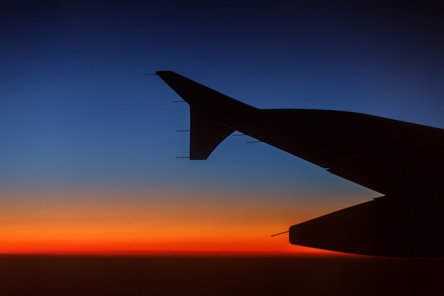 Silueta de la aeronave contra el cielo del atardecer