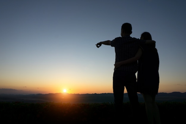 Silueta de amantes al atardecer