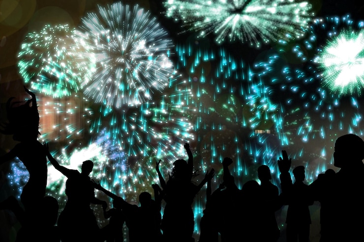 Foto silueta, de, animar, gente, contra, colorido, fuegos artificiales, estallar, en, fondo negro