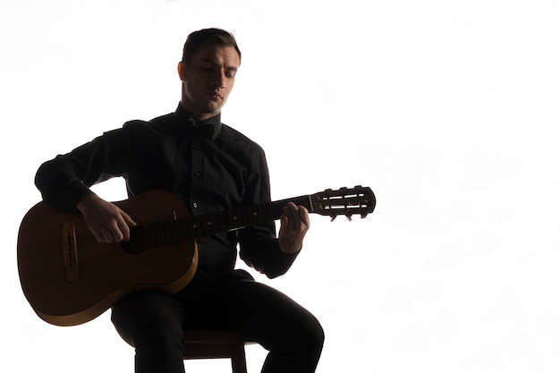 Foto silueta de un artista tocando la guitarra