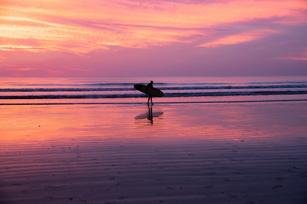 Silueta de atleta de surf durante la hora del atardecer en Phuket Tailandia