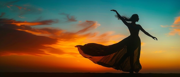 Silueta de una bailarina al atardecer