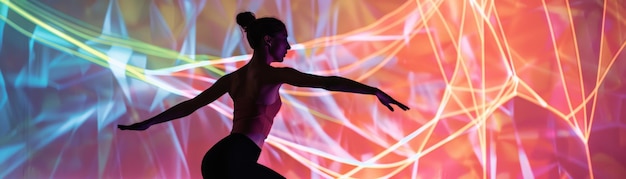 Silueta de una bailarina contra un fondo abstracto vibrante que muestra movimientos de danza elegantes y expresión artística con rastros de luz coloridos