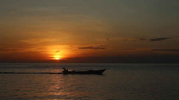 Silueta de un barco en el mar al atardecer